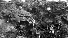  Des soldats allemands posent dans un cratère provoqué par l’explosion d’une mine britannique à Aubers. 