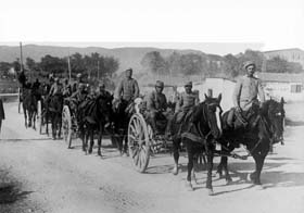 Les troupes française débarquent et s’installent à Salonique, fin 1915. 