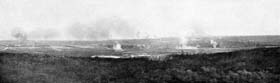 Bataille de Champagne: panorama de Souchez pendant le bombardement des lignes allemandes avant l'offensive du 25 septembre. Pente est de l'éperon de Souchez. 