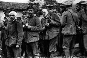 Prisonniers blessés allemands qui se sont rendus après des jours de combats, à court de munitions. Septembre 1915, bataille de Champagne. 