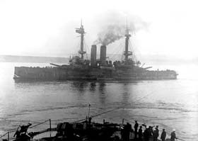 Le cuirassé anglais HMS Albion aux Dardanelles.