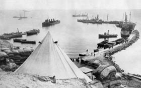  Les troupes anglaises de la division Lancashire débarquent aux Dardanelles, avril 1915.