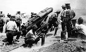 Un canon anglais Mk I de 60 pouces de la 90è Royal Garrison Artillery en action au cap Hellès à Gallipoli (Juin 1915). Son fut porte l’inscription « Annie ». 