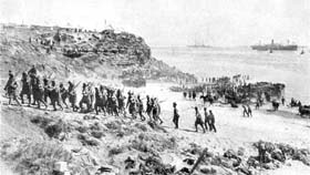  Troupes britanniques débarquant dans la baie de Suvla. Août 1915. 