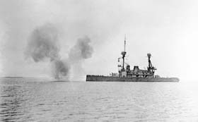 Le cuirassé HMS Lord Nelson ouvrant le feu sur les forts turcs lors de la bataille des Dardanelles, mars 1915. 