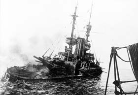 Touché par une mine, le HMS Irresistible coule. 18 MARS 1915. 