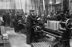 Fabrication des obus dans l’usine d’automobiles Sigma 