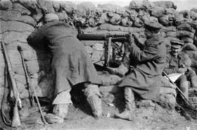  Mitrailleurs du Royal Munster Fusiliers faisant feu dans une tranchée de Festubert, 1915. 