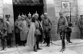 L’empereur Guillaume II en compagnie du maréchal August von Mackensen (1849-1945) et du colonel Hans von Seeckt sur le front Est en avril 1915.