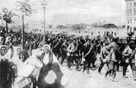 Les troupes russes font retraite depuis Przemysl reprises par les Austro-allemands. Russian troops retreating from Przemysl (NW) 1915 