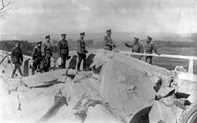 Le tsar et le grand duc Nicolas visitent les ruines d'un fort.