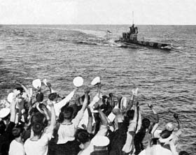  Dardanelles: le sous-marin anglais E-11 est salué  par l'équipage d'un croiseur anglais à son retour de Constantinople, après avoir coulé des navires ennemis.