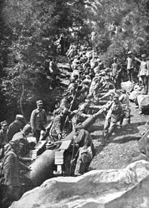  Pièce de 149 hissée sur les pentes dominant Rovereto dans le Trentin par 600 italiens et mise en place à 2 000m d'altitude.