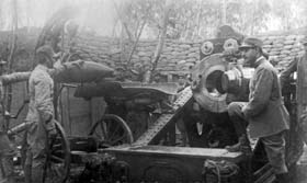  Une grosse pièce italienne en action dans le plateau du Carso lors d’une des nombreuses offensives sur l’Isonzo. 