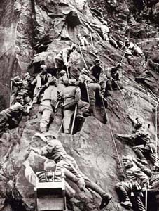 Un corps d’Alpins austro-hongrois dans les montagnes du Trentin, région d’Asiago en 1915. 