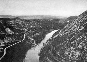 Le « Fiume » (fleuve) Isonzo et la ville de Gorizia (Görz) avec le viaduc de la ligne de chemin de fer détruit par un bombardement. 