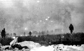  L’infanterie britannique de la 47ème division avançant dans une nappe de gaz lors de la bataille de Loos. 