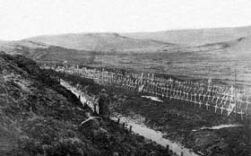 Crète des Éparges : le grand cimetière dit « du bois » en 1915. Il a aujourd’hui totalement disparu, les dépouilles des soldats ayant été ré-inhumés dans de grande nécropoles. 