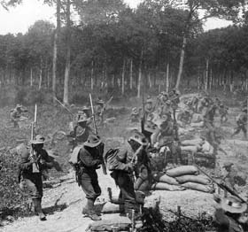 Soldats indiens Gurkhas près de Neuve Chapelle. 