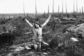 Neuve Chapelle : le « Christ des tranchées ». Entre les lignes portugaises et allemandes, se dressait le Christ des Tranchées. Sans cesse mitraillé, vénéré par les Portugais qui défendent les lieux, il est ramené en 1954 dans l’église du monastère de Batalha. 