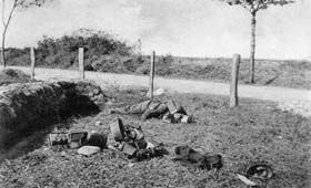 Badonviller, 12 août 1914 : Dépouille d'un chasseur du 20ème BCP photographié près d'une position défensive située le long de la route allant de Badonviller à Bréménil. Le 20ème BCP perdit près de 25% de son effectif lors des combats des 10, 11 et 12 août.