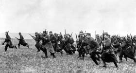 Quelque part dans le sud de l’Alsace, une charge à la baïonnette de l’infanterie française.