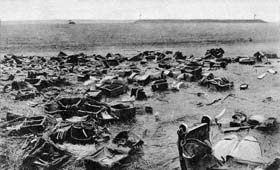 Équipement français abandonné sur le champ de bataille près de Dieuze en août 1914. Au fond, fosse commune de Vergaville.