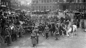 Les troupes allemandes devant le palais des Évêques après la prise de Liège. Août 1914