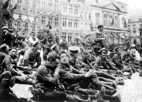 Lors de la bataille de Mons-Charleroi, troupes au repos le 22 août 1914. Il s’agit de la compagnie « A » du 4è Bataillon des Royal Fusiliers (9è Brigade, 3è Division) sur le point de se porter en position à Nimy sur la rive du canal de Mons-Condé.