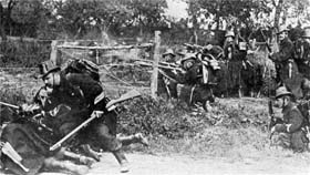 La bataille des « Casques d'argent » ou combats de Haelen est un affrontement de cavalerie entre les troupes belges et allemandes le 12 août 1914, sur le territoire de la commune belge de Halen, dans la Province de Limbourg. Au début de l'invasion de la Belgique, après la prise des forts entourant Liège, l'état-major de l'armée belge choisit la rivière Gette comme position de défense naturelle pour arrêter l'avancée allemande vers le nord et Anvers. C'est là qu'ont eu lieu les premières charges de cavalerie de la Grande Guerre.