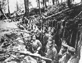 Troupes russes dans une tranchée lors de la bataille de Sarikamish, janvier 1915.