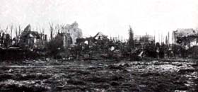 Le village de Langemark. Au cœur des Flandres, le village de Langemark ainsi que les villages alentour (Poelkapelle, Passchndaele, Bixschoote, Steenstraate) et toute la région d’Ypres furent l’objet de combats parmi les plus terribles de tout le conflit, mettant aux prises Allemands, Anglais, Belges, Canadiens… Un première bataille, entre le 21 et le 23 octobre 1914, voit la 52è division de réserve allemande se faire massacrer. La seconde offensive, le 11 novembre suivant, formée de jeunes étudiants inexpérimentés de la 9ème division de réserve, est une véritable tragédie, coûtant la vie à plus de 2 500 d’entre eux qui ne peuvent rien contre le feu des mitrailleuses ennemies. Certain historiens ont qualifié cette bataille d’infanticide.