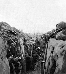 Les toutes premières tranchées dans l’Aisne, en décembre 1914. Le magasine Le Miroir publie cette photographie d'une tranchée de première ligne.