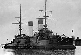 Le cuirassé Alexandre III à Kronstadt en 1904. Il sera coulé le 27 mai 1905 lors de la bataille de Tsushima. Des 782 marins, seuls 4 survivront. La quasi totalité de la flotte russe  (21 navires de guerre) sera perdue lors de cette bataille. Près de 4 400 marins russes disparaissent.