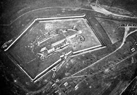 Vue du fort de Douaumont. Photographie aérienne de1916, avant l'offensive allemande.Ce fort est l'un des plus célèbres du système Séré de Rivières.