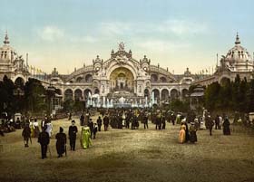 Paris, l'exposition universelle de 1900 : le palais de l'électricité et le Château d'eau. Cette exposition, qui attire plus de 50 millions de visiteurs, est véritablement le symbole de l'Europe de 1900 et des progrès accomplis par la révolution industrielle. L'Europe est alors en pleine euphorie.