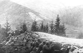 Soldats de la 2ème Brigade des « Légions polonaises », entre Rafajłową et Green, durant la bataille des cols des Carpates, en novembre 1914. Ces brigades polonaises ont été formées par l’armée austro-hongroise.