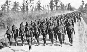 Soldats russes de la garde impériale en route pour le front en août 1914.