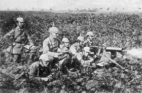 Une section de mitrailleurs allemands en position de tir, août 1914. Il s’agit de soldats du 1er  régiment d’infanterie du Hanovre.