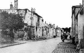 Senlis incendié par les Allemands le 2 septembre 1914. On voit notamment le bureau de tabacs « Au point du jour » en ruines. 