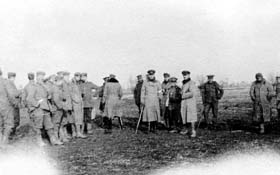 Militaires britanniques des Hussards du Northumberland de la 7è division d’infanterie et de soldats allemands réunis au milieu du no man's land pendant la trêve de noël 1914.