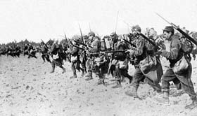 L’infanterie française charge, baïonnette au canon. Photo sans doute antérieure à la guerre, réalisée lors de manœuvres. 