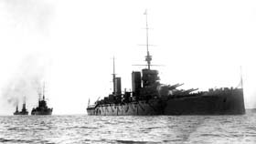 Le HMS Lion suivi par le HSM Queen Mary et le HMS New Zeland, les trois croiseurs-cuirassés qui ont pris part à la bataille navale de Helgoland. 