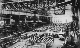 Usine Krupp à Essen, dans la Ruhr : production de canons de gros calibre et de pièces d'artillerie de marine. Photo parue dans le The New York Times Current History of the European War, janvier-mars 1915.