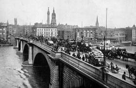 Vue de Londres en 1900. Le Royaume-Uni en 1900, quoique fortement concurrencé, reste encore la première grande puissance commerciale et financière du monde.