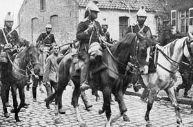 Cavaliers français ramenant des prisonniers allemands, Aniche, Nord, France. 24 août 1914