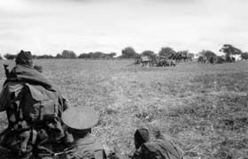 Batterie d’artillerie anglaise lors de la bataille de la Marne, 8 Septembre 1914. D’après l’homme de gauche, il s’agit sans doute du 1er bataillon des fusiliers écossais (Scottish Rifles) 