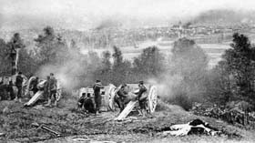 Batterie de canons de 75mm français en action durant la bataille de la Marne. 