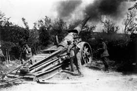 Canon allemand lourd de 177mm en action lors de la bataille de la Marne. 