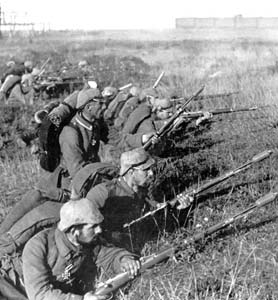 Infanterie allemande attendant l’assaut lors de la première bataille de la Marne. C’est une photo probablement mise en scène à cause des décorations des soldats : de telles décoration n’étaient pas portées en cas de combats. 